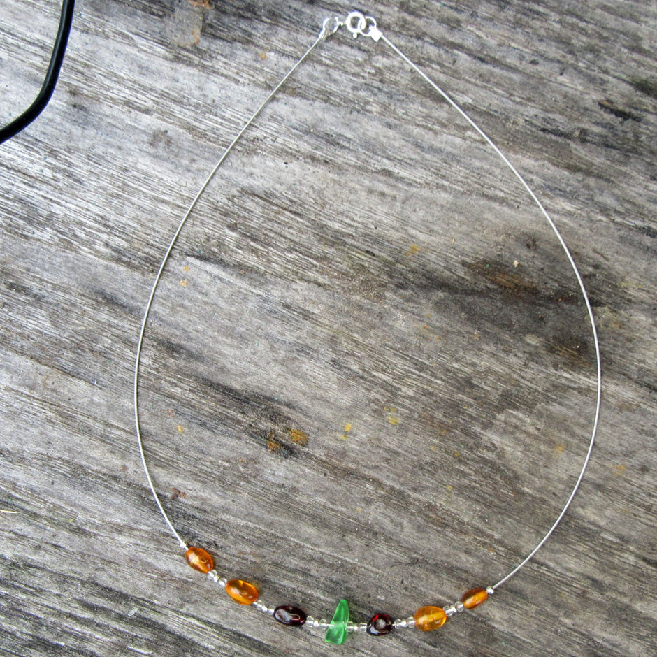 Elegantes Drahtcollier mit Bernstein und Seeglas, Unikat