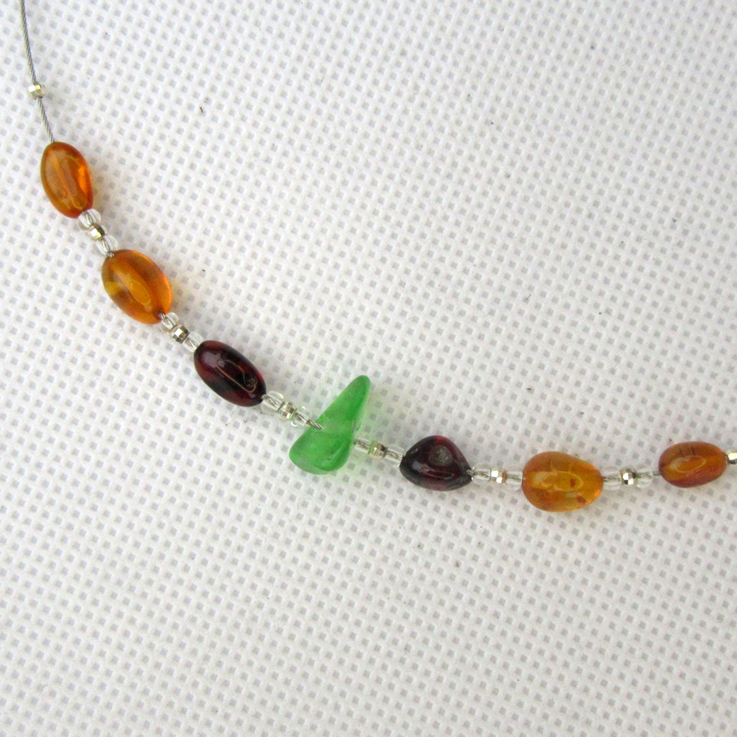 Elegantes Drahtcollier mit Bernstein und Seeglas, Unikat