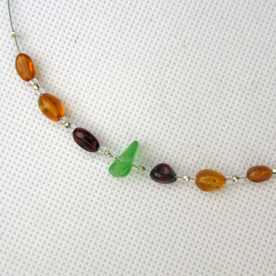 Elegantes Drahtcollier mit Bernstein und Seeglas, Unikat