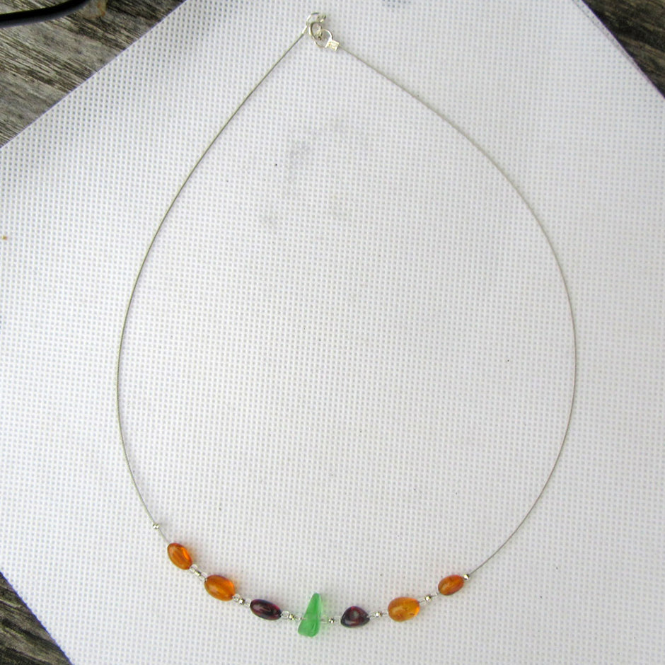 Elegantes Drahtcollier mit Bernstein und Seeglas, Unikat