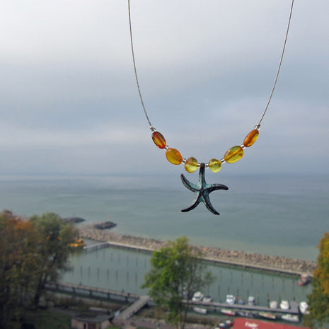 Drahtcollier mit Bernsteinperlen und Seestern aus Kupfer