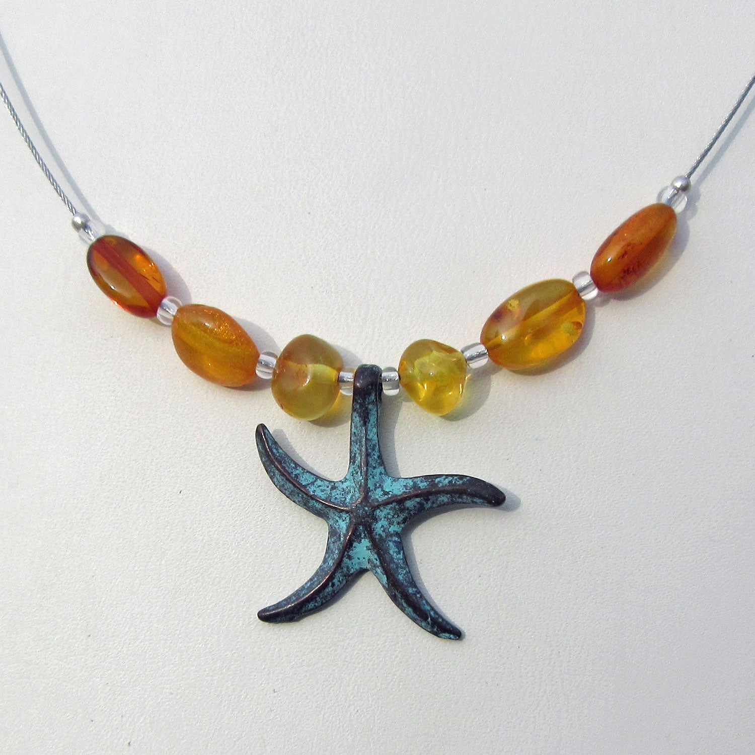 Drahtcollier mit Bernsteinperlen und Seestern aus Kupfer