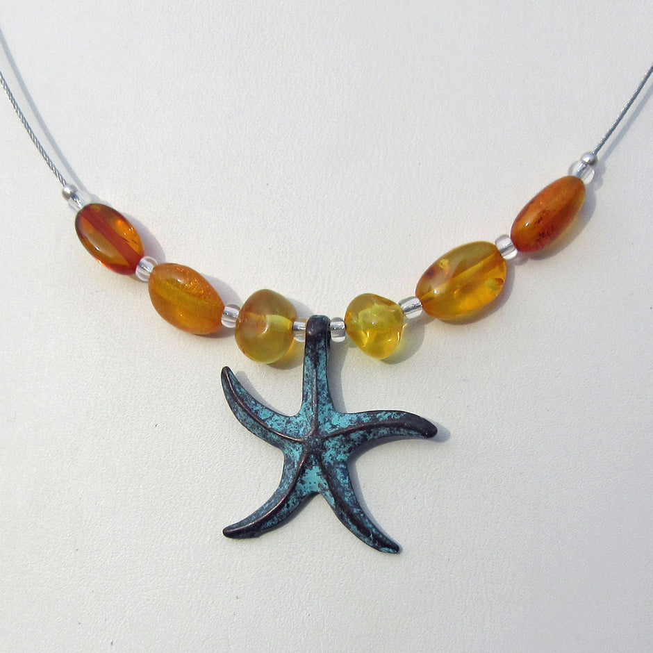 Drahtcollier mit Bernsteinperlen und Seestern aus Kupfer