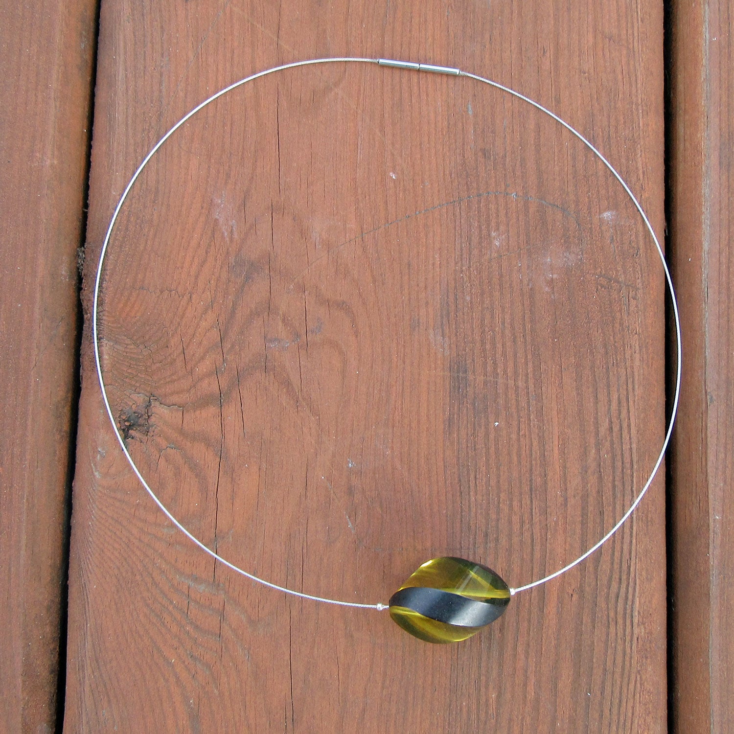 Drahtcollier mit gedrehter Bernsteinperle, 44 cm