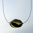 Drahtcollier mit gedrehter Bernsteinperle, 44 cm