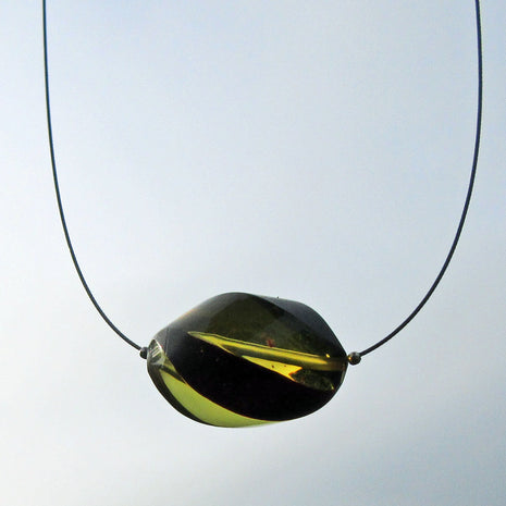 Drahtcollier mit gedrehter Bernsteinperle, 44 cm