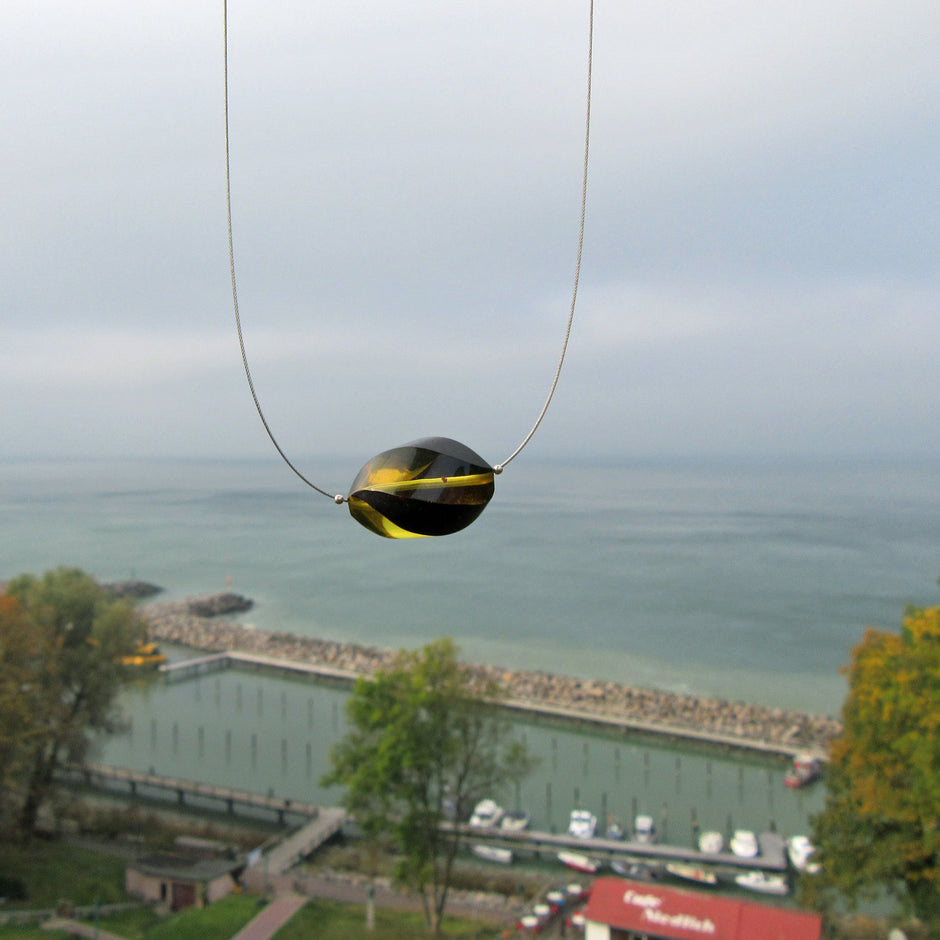 Drahtcollier mit gedrehter Bernsteinperle, 44 cm