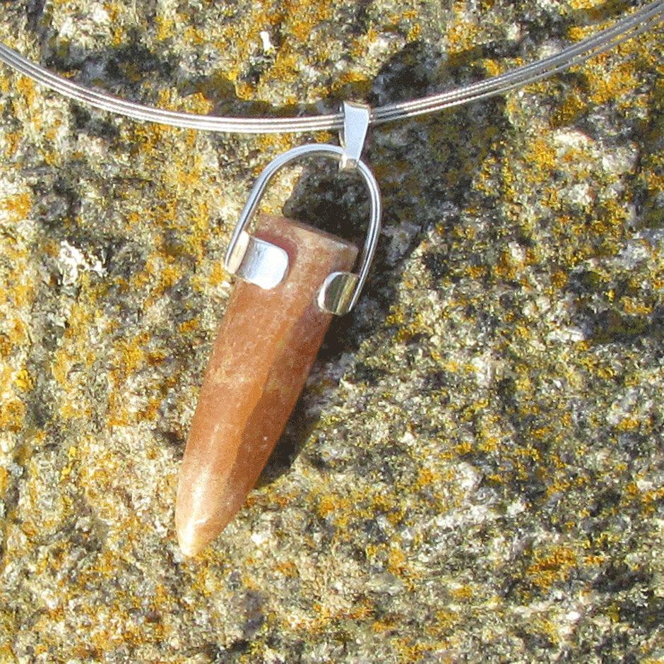 Drahtcollier mit Donnerkeil – Fossil aus der Kreidezeit