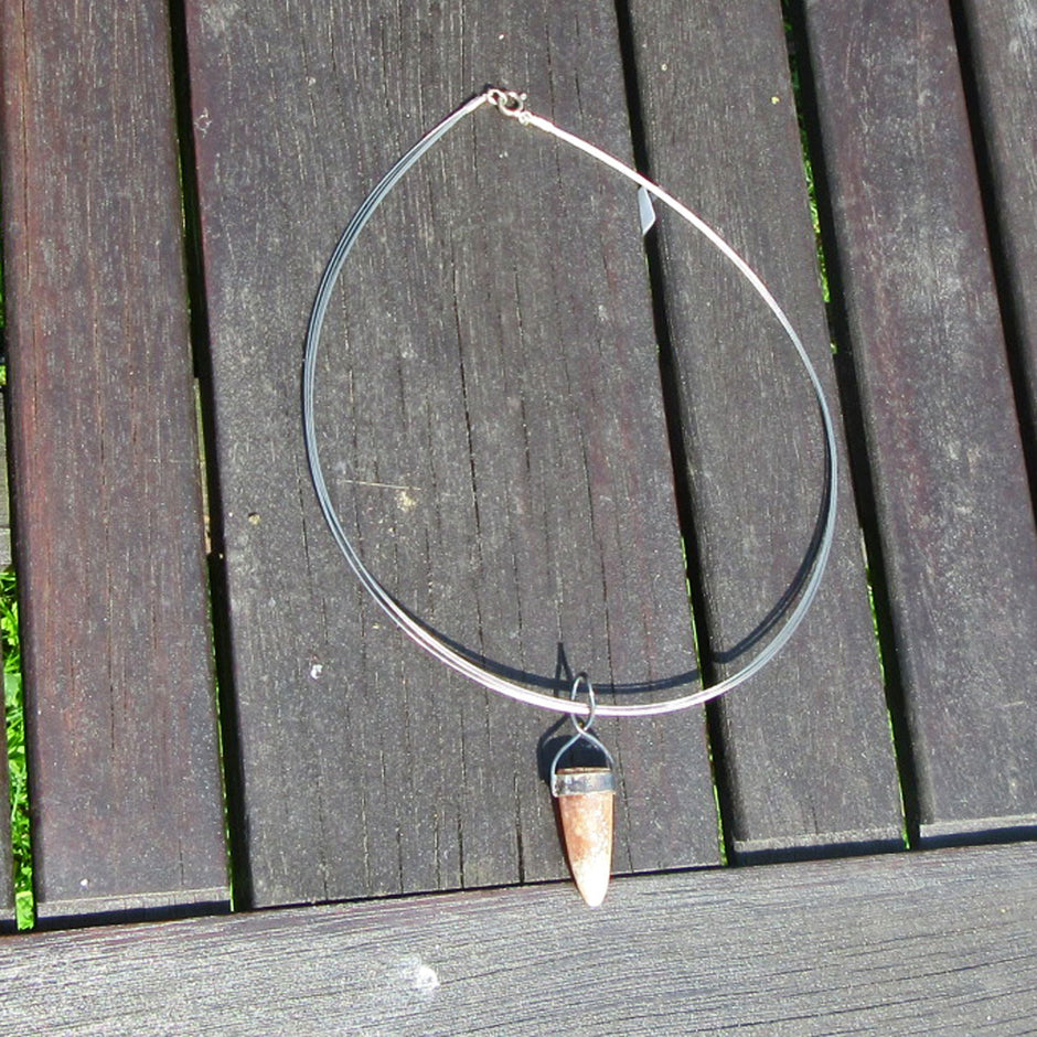 Elegantes Drahtcollier mit Donnerkeil aus Rügen