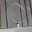 Elegantes Drahtcollier mit Donnerkeil aus Rügen