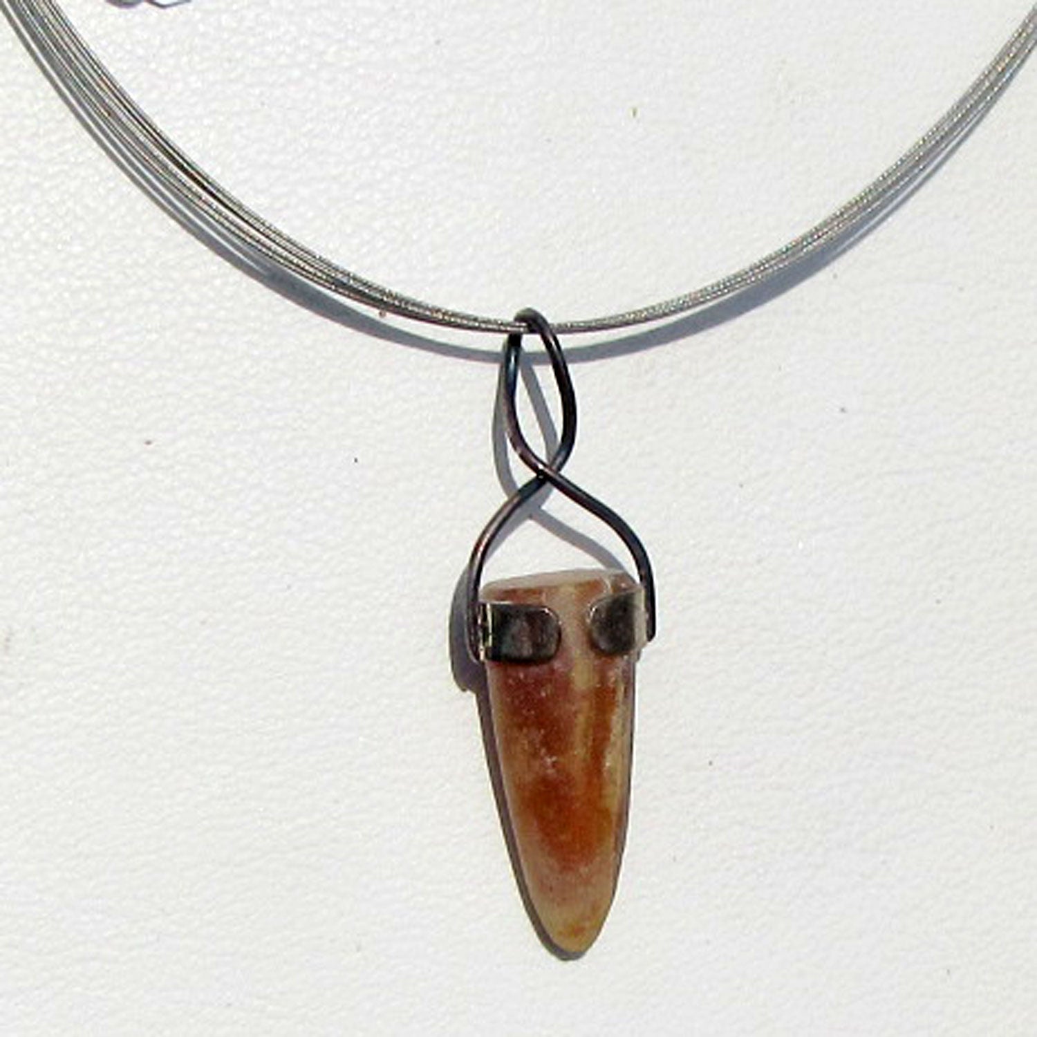 Elegantes Drahtcollier mit Donnerkeil aus Rügen