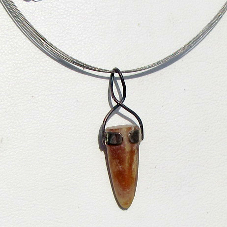 Elegantes Drahtcollier mit Donnerkeil aus Rügen