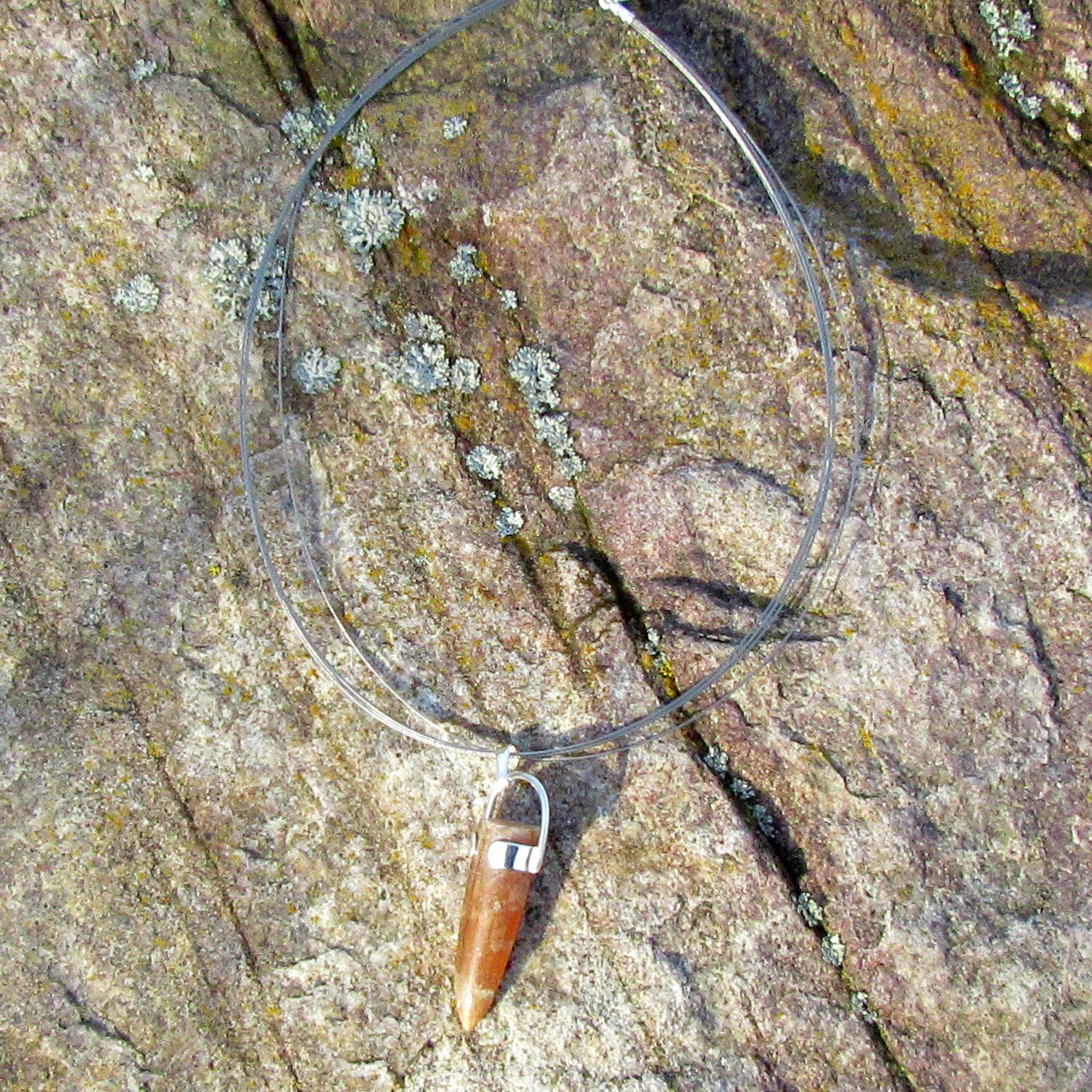 Drahtcollier mit Donnerkeil – Fossil aus der Kreidezeit