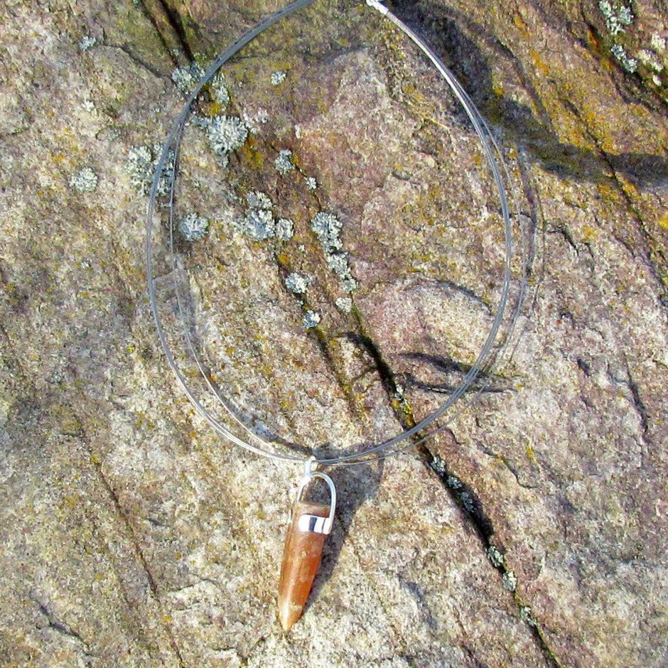 Drahtcollier mit Donnerkeil – Fossil aus der Kreidezeit