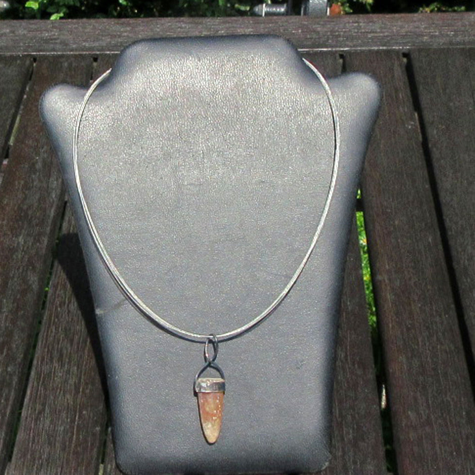 Elegantes Drahtcollier mit Donnerkeil aus Rügen