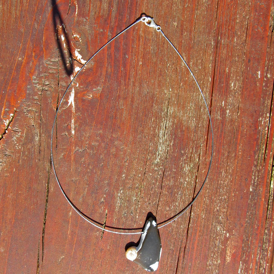 Elegantes Drahtcollier mit Feuersteinscheibe und Donnerkeil