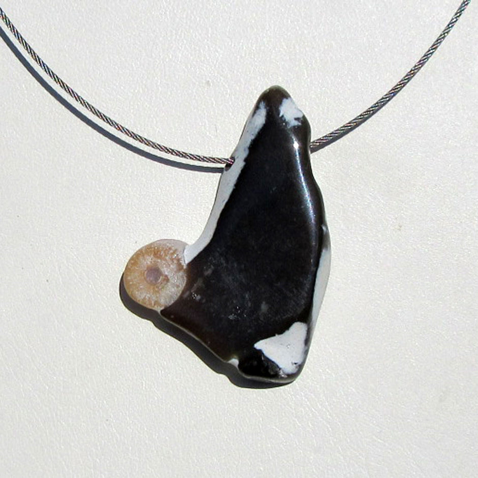 Elegantes Drahtcollier mit Feuersteinscheibe und Donnerkeil