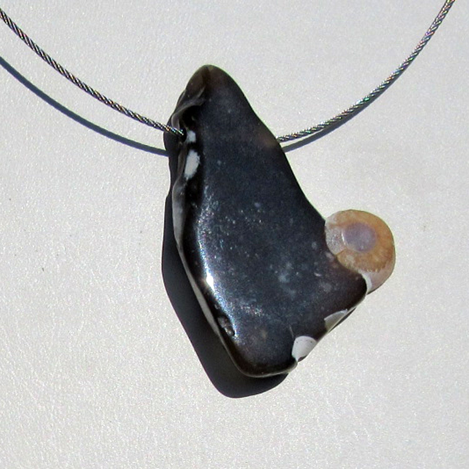 Elegantes Drahtcollier mit Feuersteinscheibe und Donnerkeil