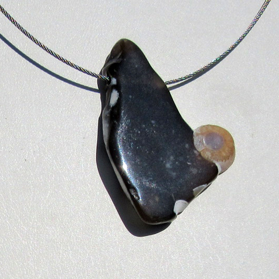 Elegantes Drahtcollier mit Feuersteinscheibe und Donnerkeil