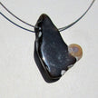 Elegantes Drahtcollier mit Feuersteinscheibe und Donnerkeil