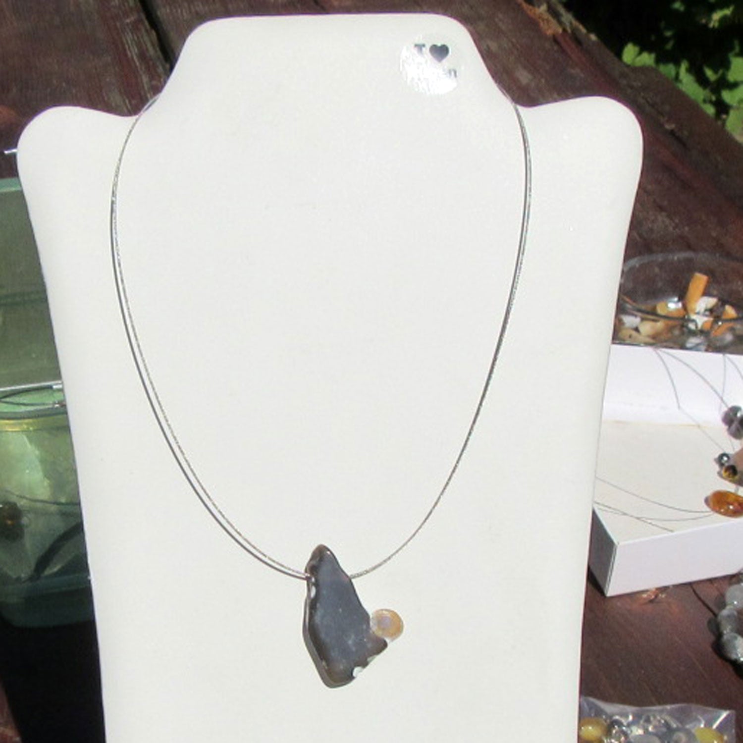 Elegantes Drahtcollier mit Feuersteinscheibe und Donnerkeil