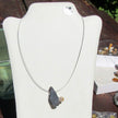 Elegantes Drahtcollier mit Feuersteinscheibe und Donnerkeil