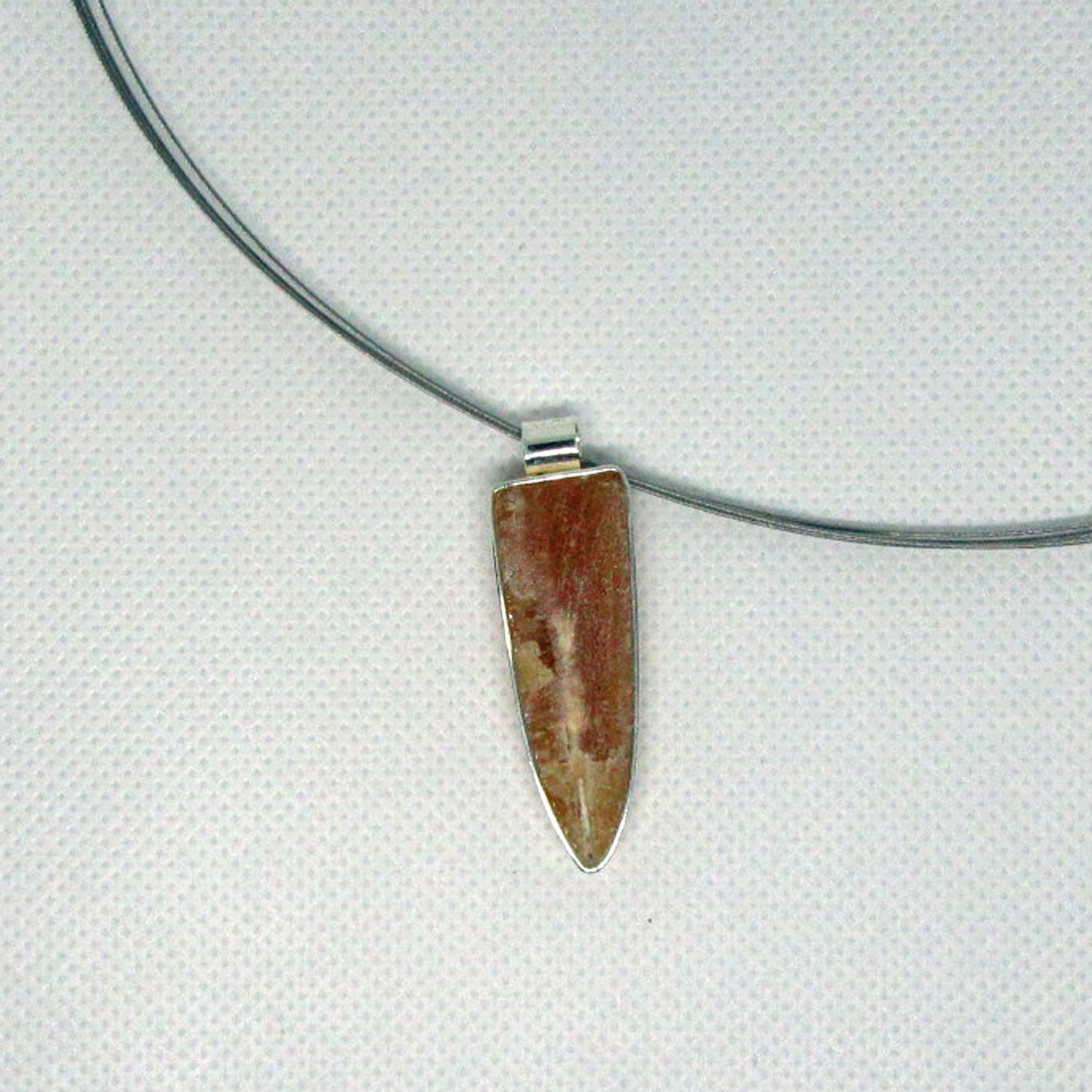 Halber polierter Donnerkeil von der Ostsee-Insel in Silber