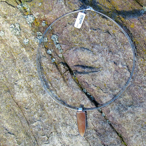 Halber polierter Donnerkeil von der Ostsee-Insel in Silber