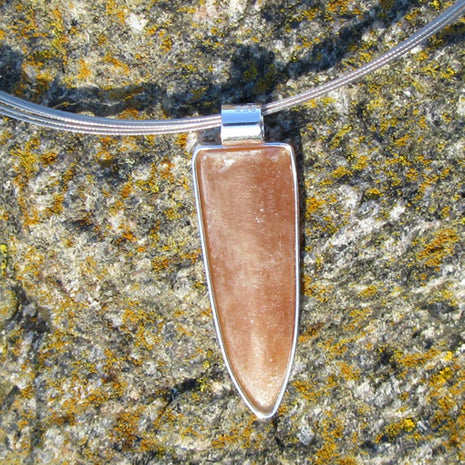 Halber polierter Donnerkeil von der Ostsee-Insel in Silber