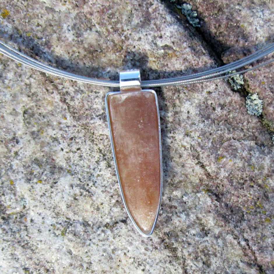 Halber polierter Donnerkeil von der Ostsee-Insel in Silber