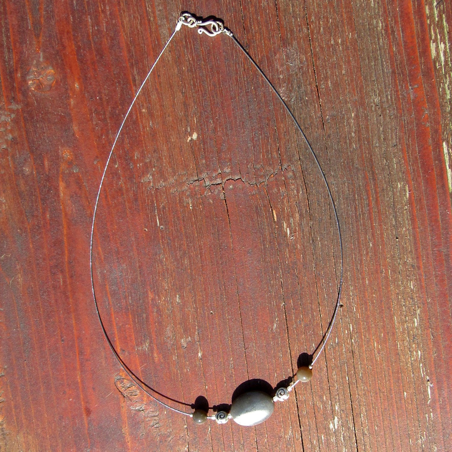 Elegantes Drahtcollier mit Feursteinolive und Silber-Schnecken