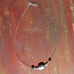 Elegantes Drahtcollier mit Feursteinolive und Silber-Schnecken