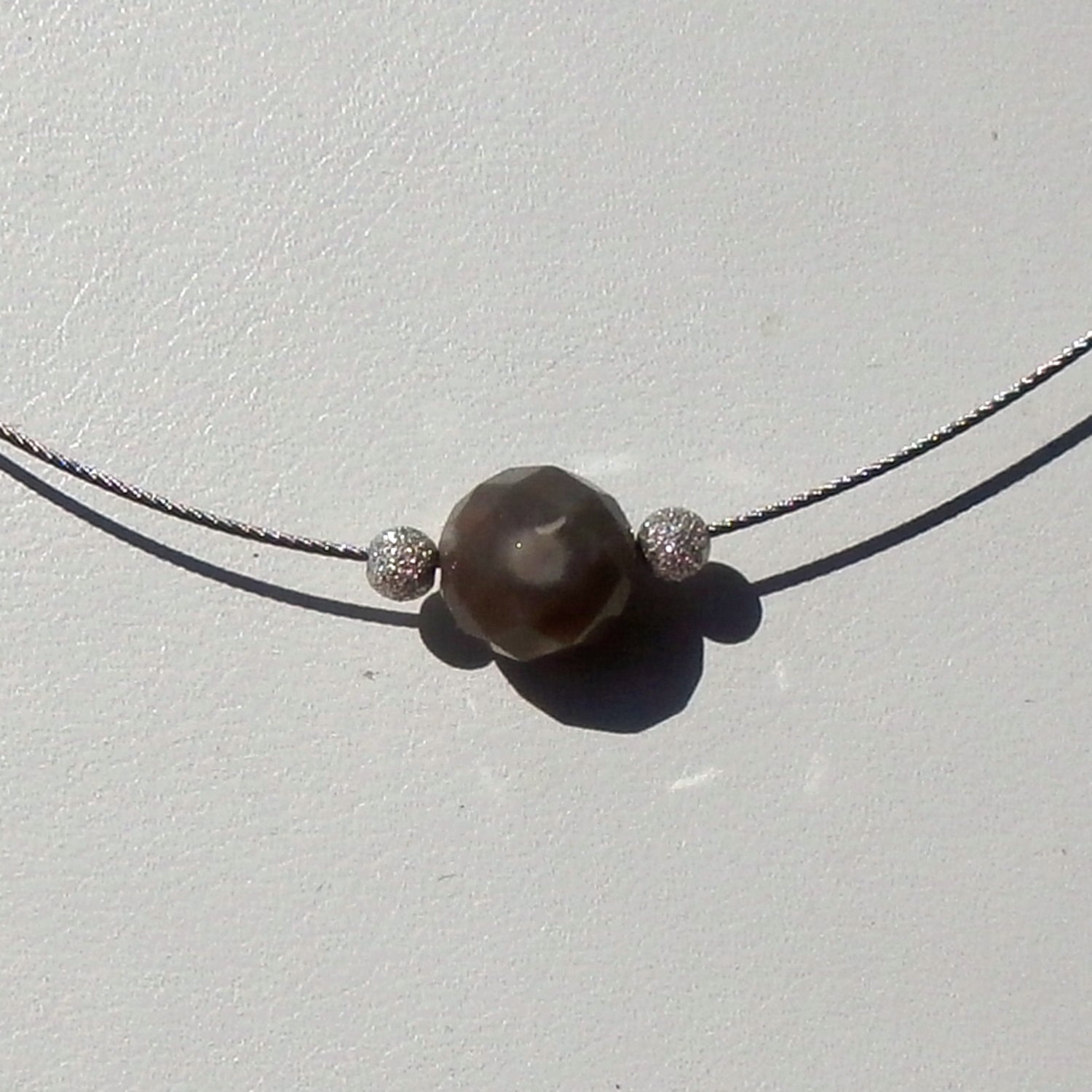 Einzigartiges Drahtcollier mit Feuerstein und Silberperlen