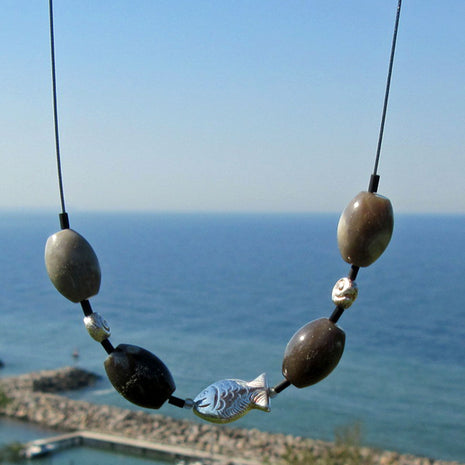Elegantes Drahtcollier mit Fisch und Schnecken aus Silber