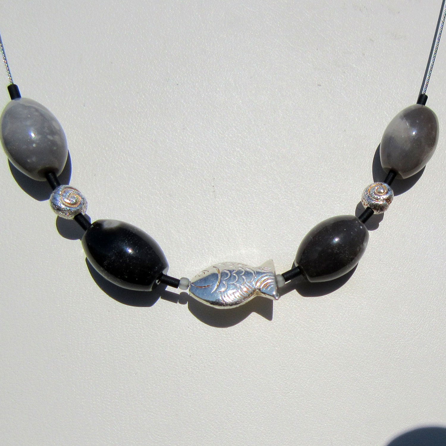 Elegantes Drahtcollier mit Fisch und Schnecken aus Silber