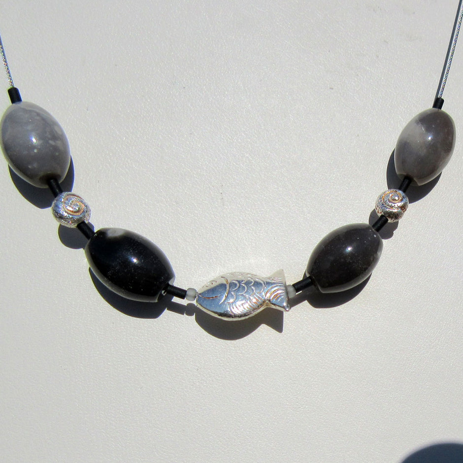 Elegantes Drahtcollier mit Fisch und Schnecken aus Silber