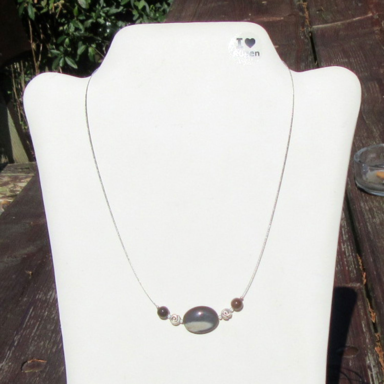 Elegantes Drahtcollier mit Feursteinolive und Silber-Schnecken