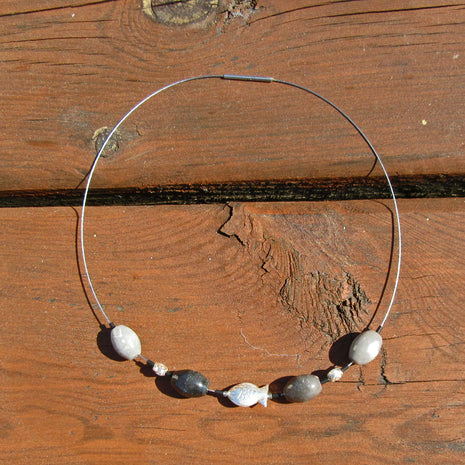 Elegantes Drahtcollier mit Fisch und Schnecken aus Silber