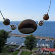 Elegantes Drahtcollier mit Feursteinolive und Silber-Schnecken