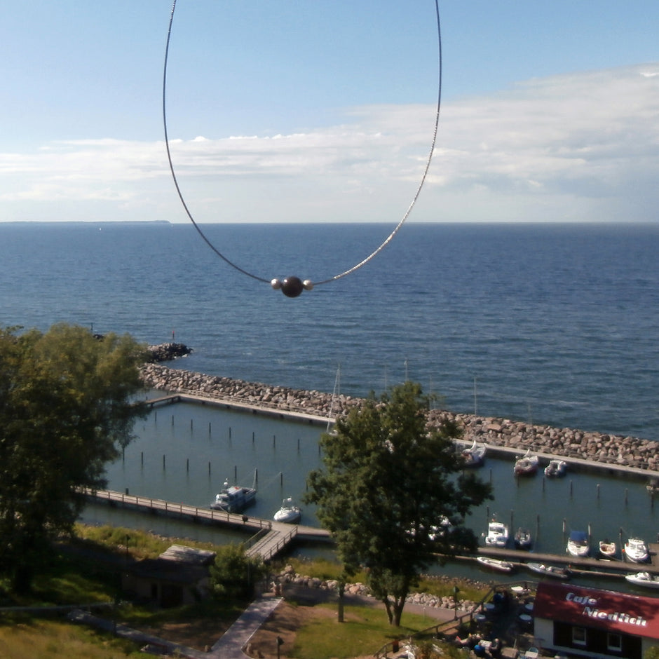Drahtcollier mit Feuersteinperle und Silberperlen