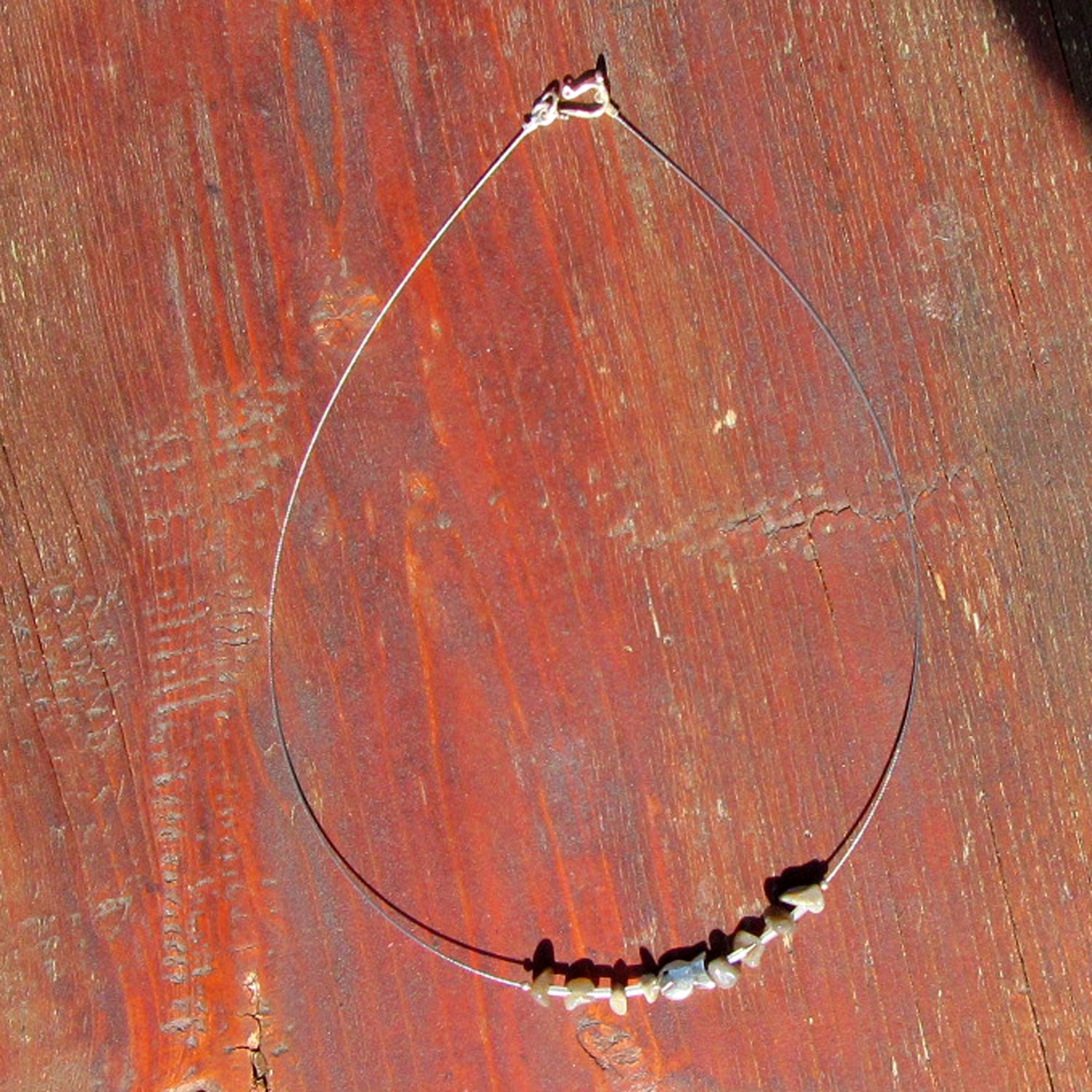 Feuerstein-Drahtcollier mit silbernem Fisch, Unikat