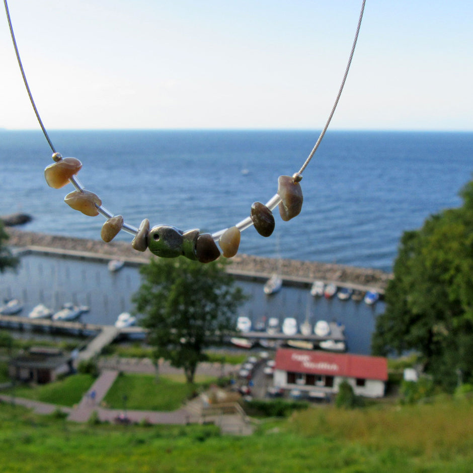 Feuerstein-Drahtcollier mit silbernem Fisch, Unikat