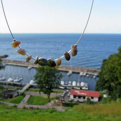 Feuerstein-Drahtcollier mit silbernem Fisch, Unikat