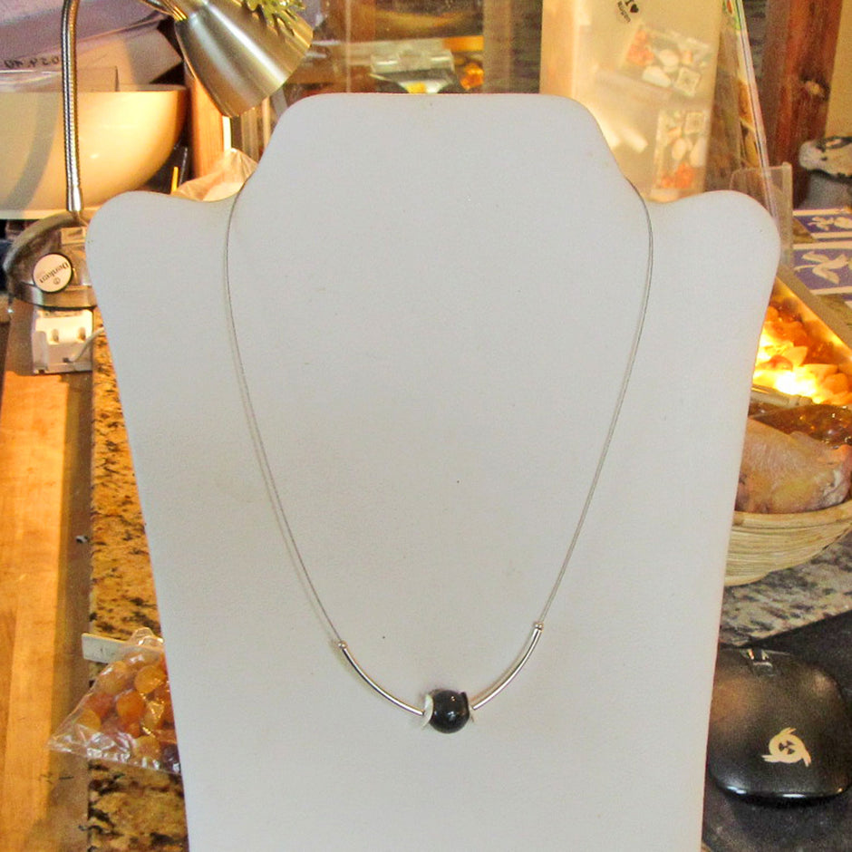 Elegantes Drahtcollier mit Feuersteinperle und Silber