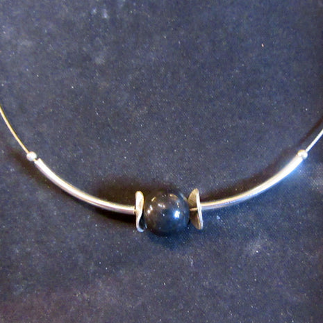 Elegantes Drahtcollier mit Feuersteinperle und Silber