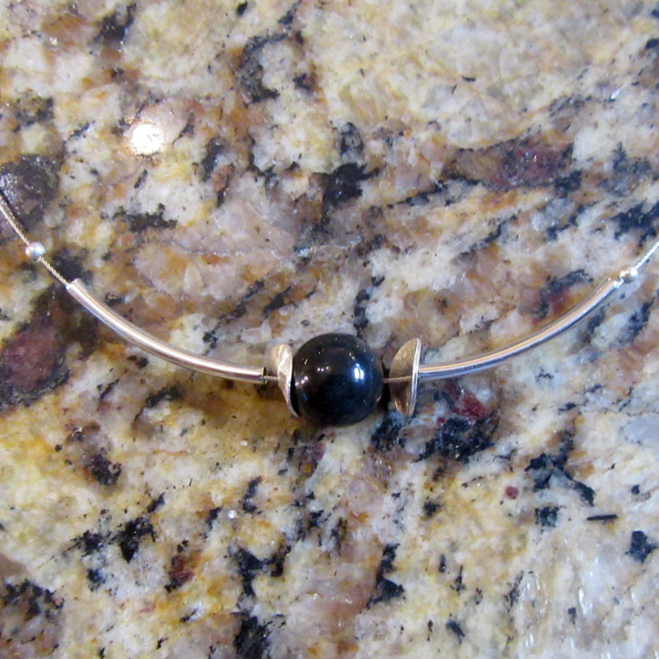 Elegantes Drahtcollier mit Feuersteinperle und Silber