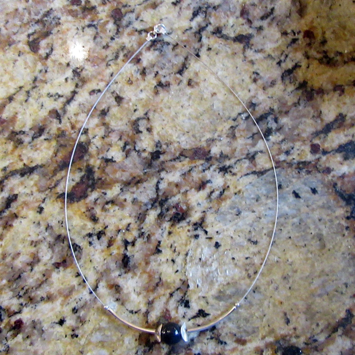 Elegantes Drahtcollier mit Feuersteinperle und Silber