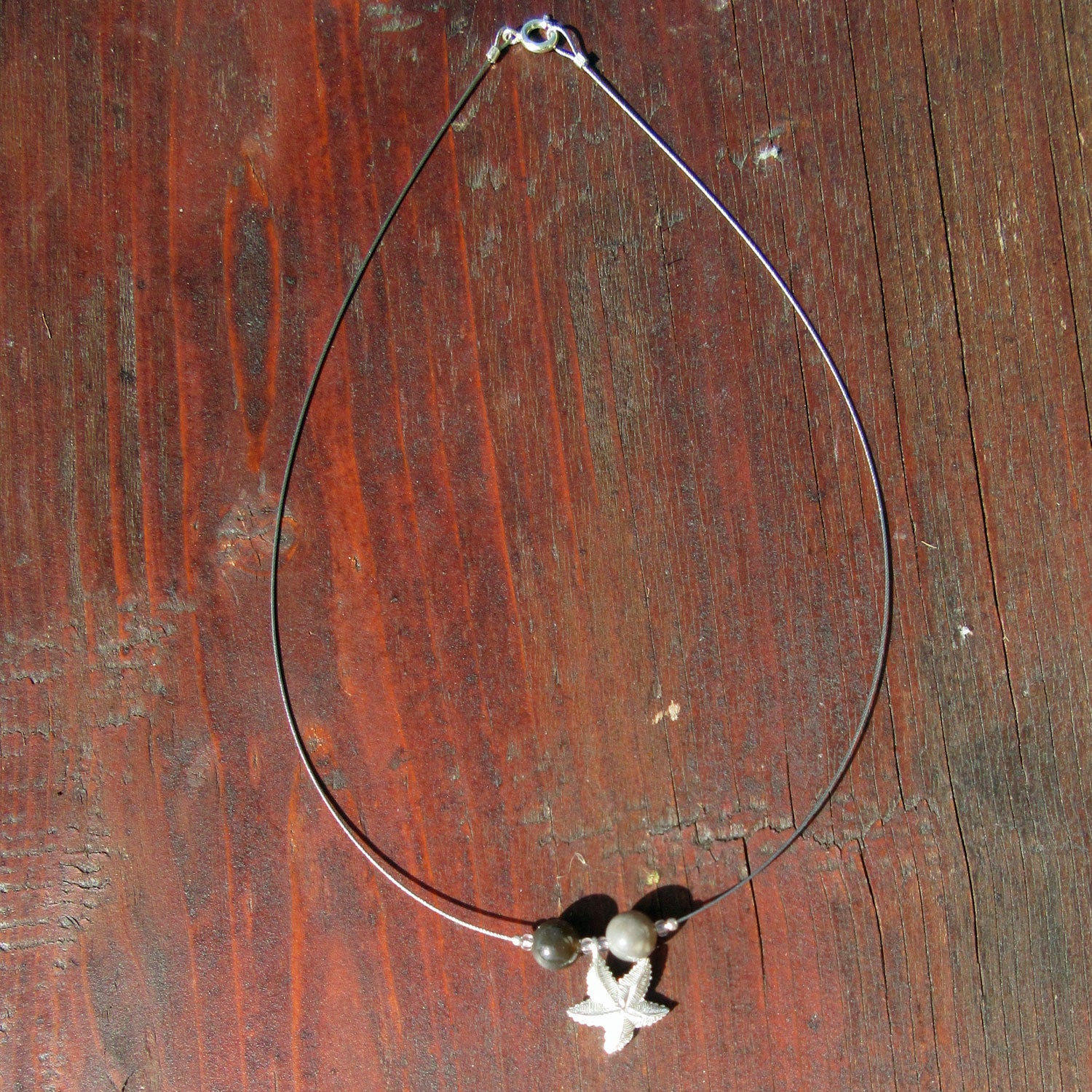 Drahtcollier mit Feuersteinperlen und Silberseestern – Unikat