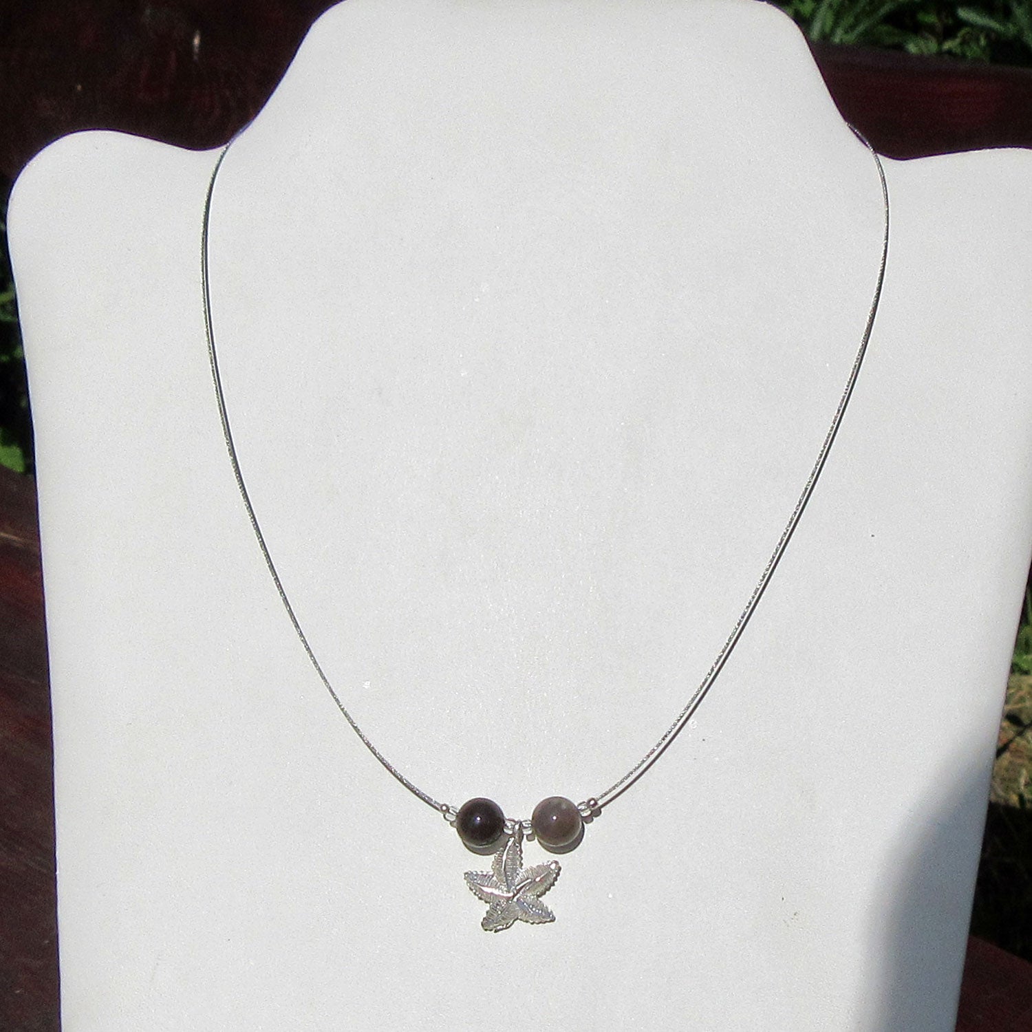 Drahtcollier mit Feuersteinperlen und Silberseestern – Unikat