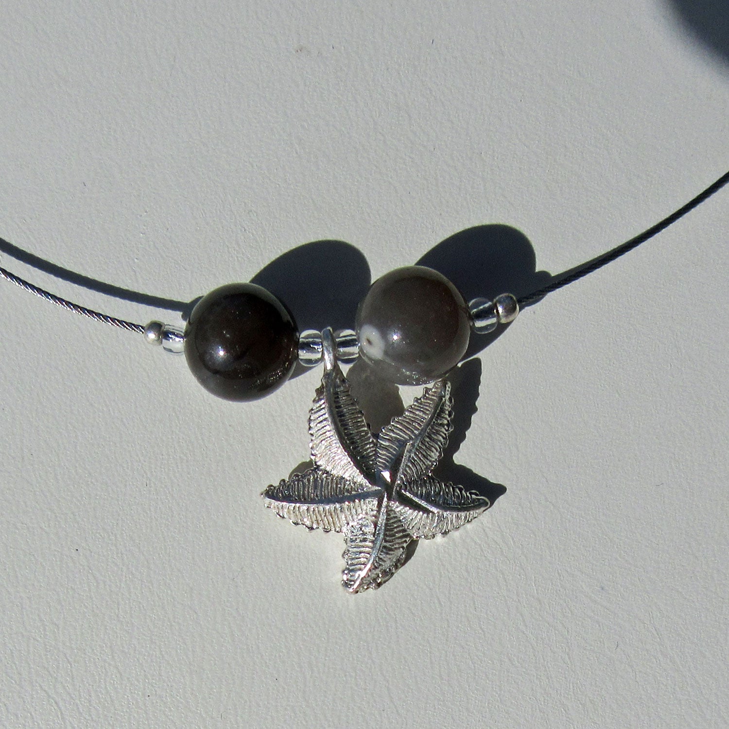 Drahtcollier mit Feuersteinperlen und Silberseestern – Unikat